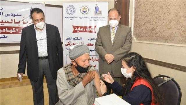 محافظ أسيوط يتفقد المبادرة المجتمعية للطائفة الإنجيلية لتطعيم المواطنين ضد كورونا