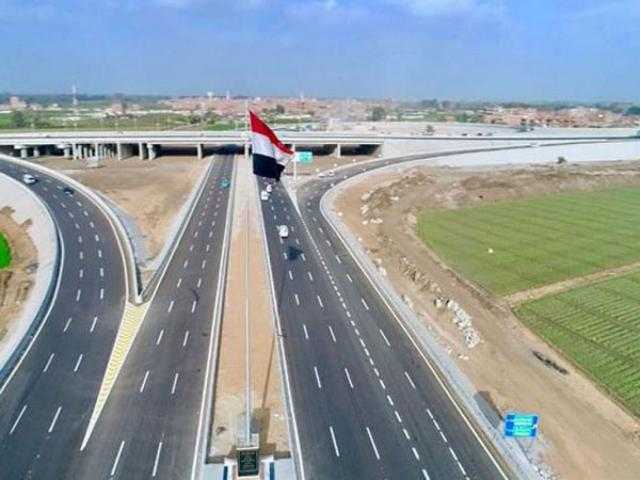 أستاذ جامعي يوضح أهمية تطوير الطرق والكباري ويرد على انتقادات إزالة الأشجار