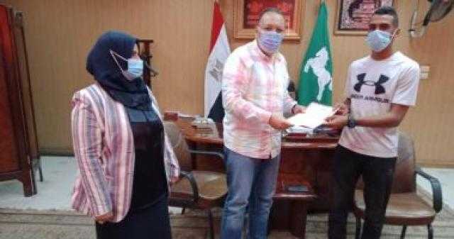 محافظ الشرقية يمنح أول معيد بـ”تربية رياضية” من أبناء المدينة المنورة وحدة سكنية