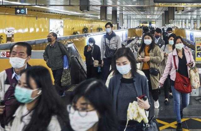 هونج كونج توافق على خطة لتخفيف إجراءات الحجر الصحي على المسافرين