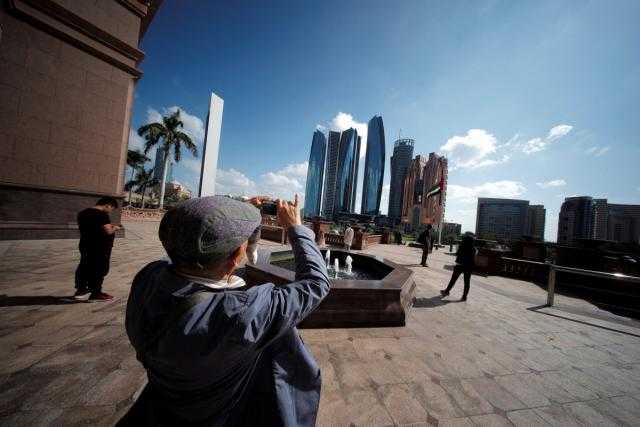 أبوظبي تقدم لقاحات فايزر وسينوفارم لجذب السائحين