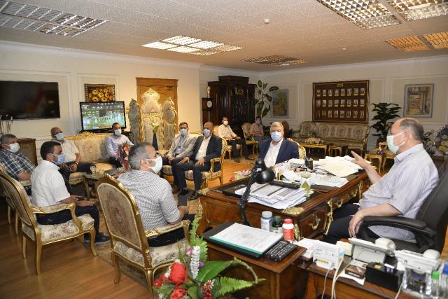محافظ أسيوط يلتقي وفد الانتاج الحربي لمتابعة تنفيذ مشروعات الكهرباء بمبادرة تطوير الريف المصري
