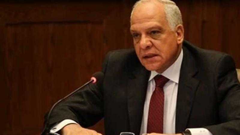 محافظ الجيزة يكافئ نائب رئيس حي العجوزة لقطاع النظافة