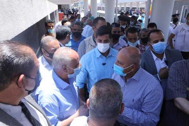 وزير النقل ومحافظ أسيوط يتفقدا محطة ديروط للسكة الحديد وبرج الإشارات