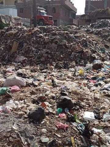 القمامة تغلق شوارع قرى ومدينة البدرشين بالجيزة.. فيديو