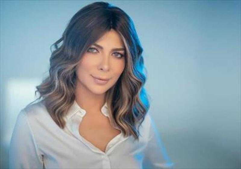 بـ الطبلة.. أصالة نصري تداعب سعيد الأرتيست في بروفة حفلتها
