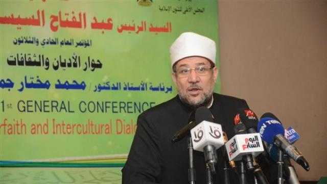 وزير الأوقاف: تسليم المراسلين الأجانب إصدارات مترجمة لنشر الفكر الوسطي الإسلامي
