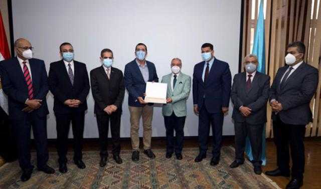مجلس جامعة طنطا يكرم فريقًا طبيا نجح في استئصال ورم نادر