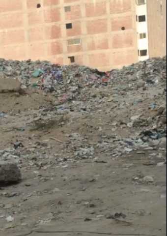 أهالي منطقة النعام بعين شمس يعانون انتشار أكوام القمامة بالشوارع