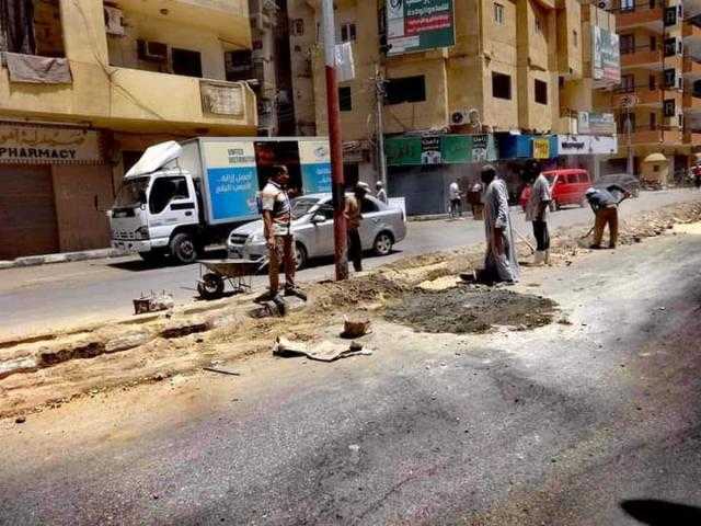 رفع كفاءة الإنارة بشارع المدينة المنورة بالأقصر وتركيب 19 عامود إنارة.. صور