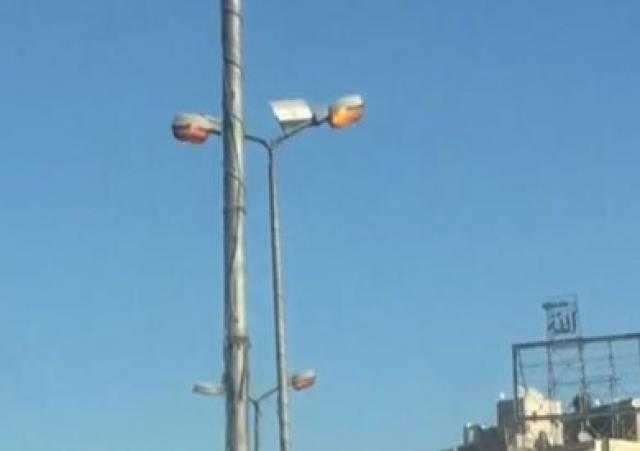 أعمدة الإنارة المتهالكة تهدد حياة أهالي قرية شلش بأسيوط.. فيديو