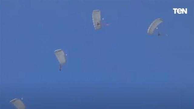 شاهد.. قوات المظلات تنفذ عمليات إسقاط خلال المناورة ”قادر 2021”