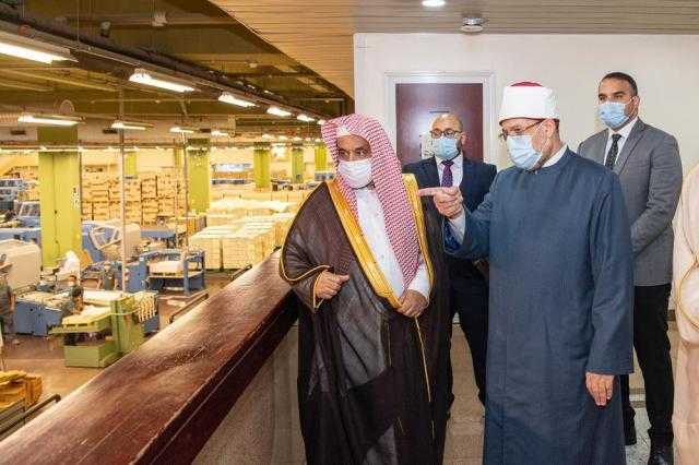 وزير الأوقاف يزور مجمّع طباعة المصحف الشريف بالمدينة المنورة