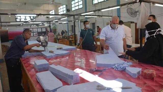 محافظ الوادي الجديد يتفقد سير العمل بمصنع الملابس الجاهزة بالخارجة.. صور