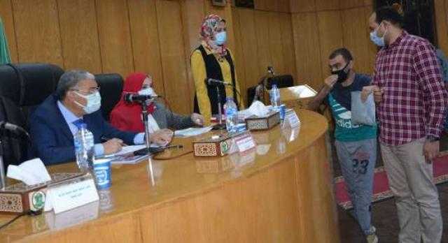 محافظ المنيا يستجيب لشكاوى وطلبات مواطنين بمبادرة ساعة مع مسؤول