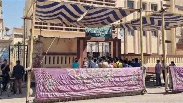 توافد طلاب الثانوية العامة علي اللجان لأداء امتحان اللغة العربية بسوهاج