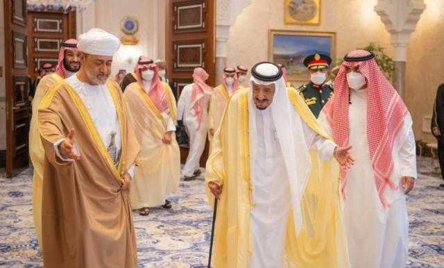 العاهل السعودي وسلطان عمان يتبادلان أرفع الأوسمة في البلدين