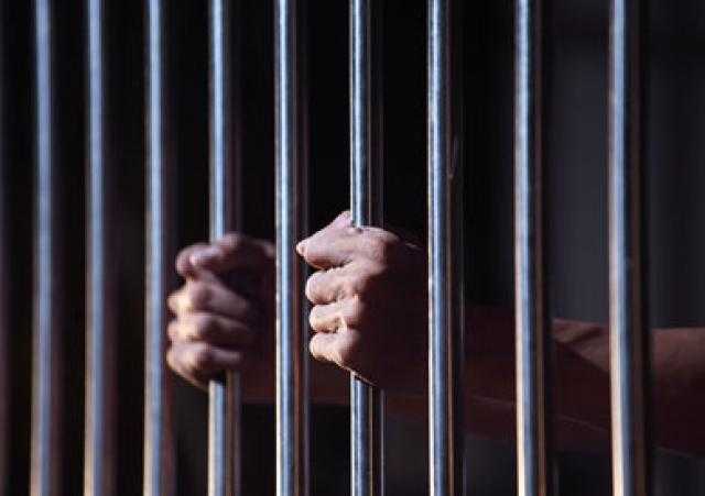 السجن 12 عاما بحق سياسي إندونيسي لسرقة أموال مساعدات كورونا