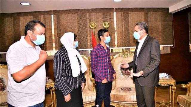 محافظ الغربية يكرم طفل بلا مأوي لتفوقه الدراسي والرياضي