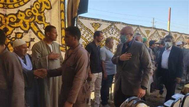 محافظ بني سويف يؤدي واجب العزاء في ضحايا حادث الطريق الإقليمي