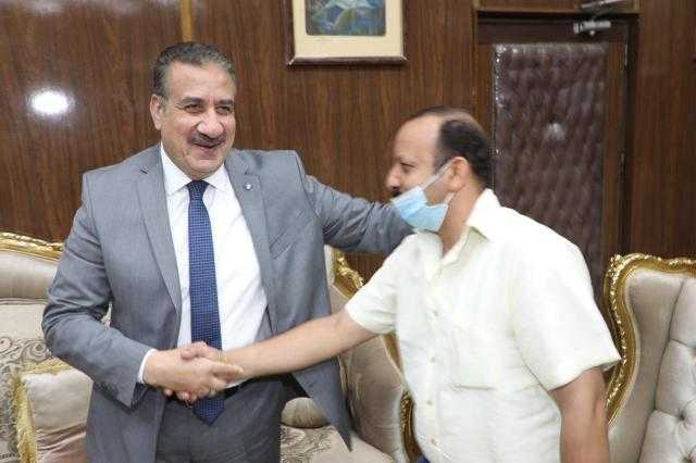محافظ المنوفية يستقبل صاحب واقعة قطار منوف وابنته