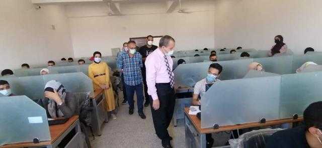 رئيس جامعة السويس يتفقد امتحانات كلية الطب بمركز الاختبارات الإلكترونية