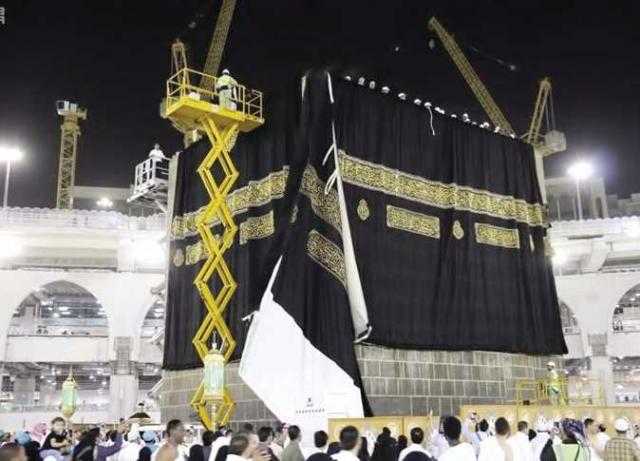 بث مباشر.. مراسم تغيير كسوة الكعبة المشرفة