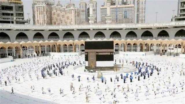 الحجاج يتوافدون على مكة لأداء طواف القدوم مع الالتزام بالتباعد الاجتماعي