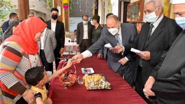 محافظ أسيوط يزور دار أيتام ويقدم العيديات والهدايا للنزلاء بمناسبة عيد الأضحى