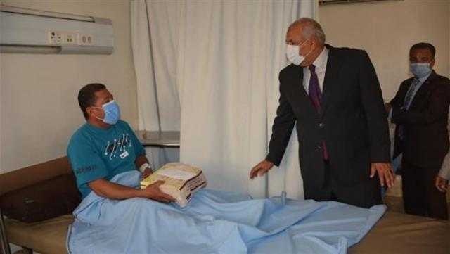 محافظ الوادي الجديد يقدم التهنئة للمرضى بمناسبة عيد الأضحى المبارك