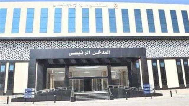 رئيس جامعة سوهاج يهنئ أطقم التمريض بجناح العزل بالمستشفى الجامعي بعيد الأضحى