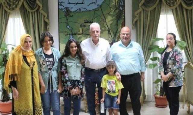 ”فودة” يوزع العيدية والحلوى على الأطفال في جنوب سيناء
