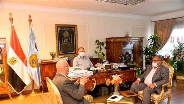 محافظ أسيوط ومسئولي جهاز التعمير يبحثان مستجدات تطوير 149 قرية