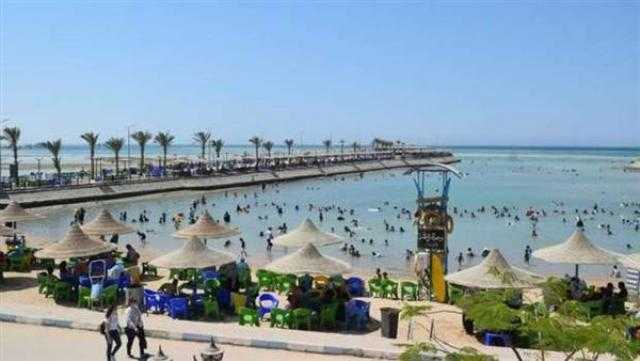 توافد المواطنين على شواطئ البحر الأحمر في ثالث أيام العيد