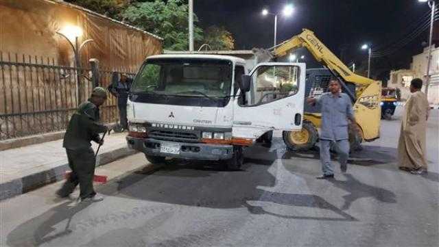 الوحدة المحلية لمدينة إسنا بالأقصر تشن حملة نظافة مكبرة