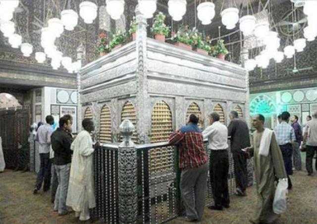 ما حكم الصلاة في مساجد بها أضرحة؟.. الإفتاء تجيب
