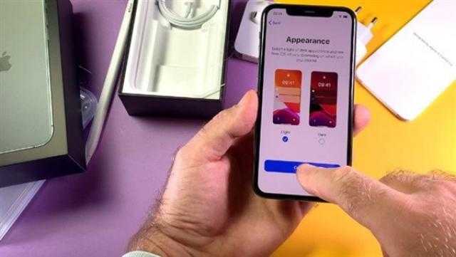 هل الوضع المظلم يوفر بطارية الهاتف؟.. اعرف الحقيقة