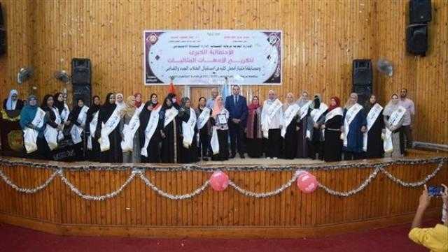 رئيس جامعة سوهاج يكرم 26 أما مثالية