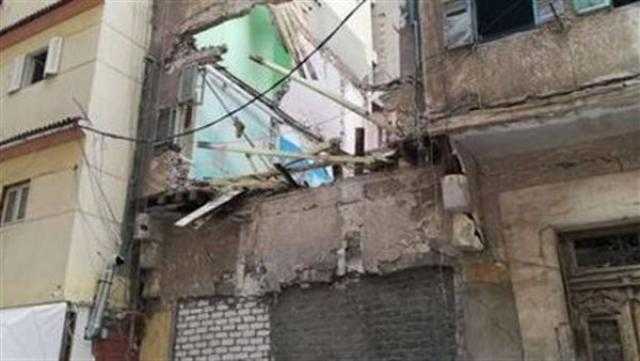 الإسكندرية.. سقوط أجزاء خرسانية من عقار قديم في حي الجمرك دون إصابات