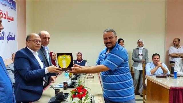 «مياه الفيوم» تكرم 45 عاملا مثاليا