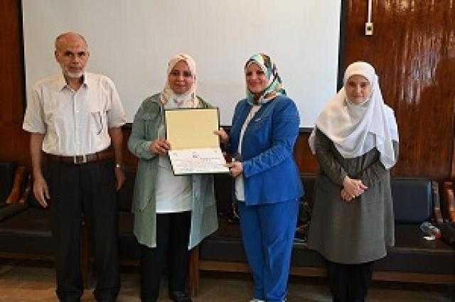 جامعة الفيوم: تكريم القائمين على برامج تدريب تنمية القدرات التسويقية بكلية الخدمة الاجتماعية