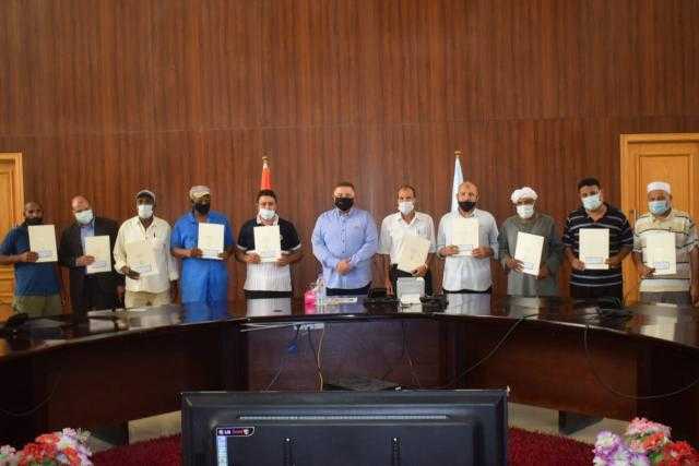 تشمل شقق ومنازل.. محافظ البحر الأحمر يسلم عدداً من عقود بديل العشوائيات لمستحقيها بالغردقة
