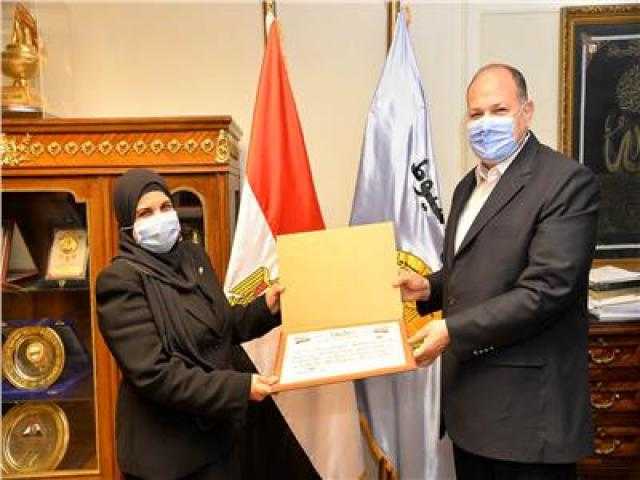 محافظ أسيوط يكرم وكيل وزارة الزراعة بالمحافظة لجهودها المميزة