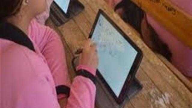 يعمل تحت 70 درجة مئوية .. تعرف على العمر الافتراضي لـ «التابلت المصري» .. فيديو