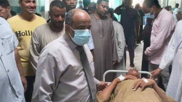 مدير المستشفى الجامعي بأسوان يتفقد مصابي حادث ميكروباص بنبان