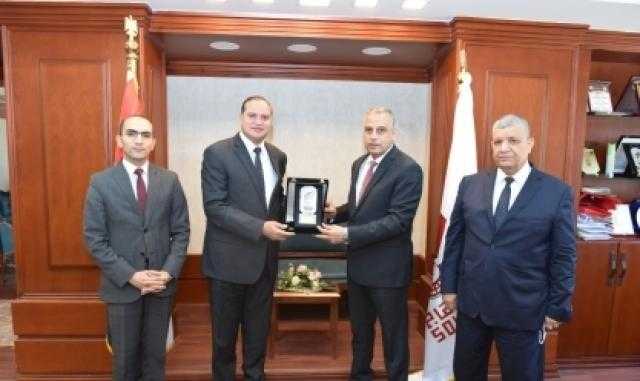 محافظ سوهاج يكرم رئيس الجامعة السابق تقديرا لجهوده في خدمة المجتمع