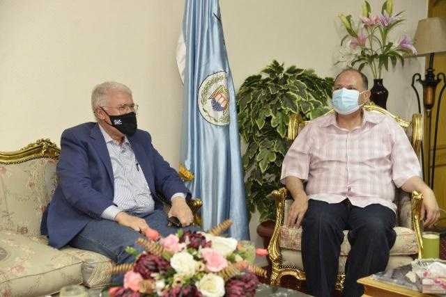محافظ أسيوط يناقش الموقف التنفيذي للمشروعات التي تنفذها المقاولون العرب ضمن ”حياة كريمة”