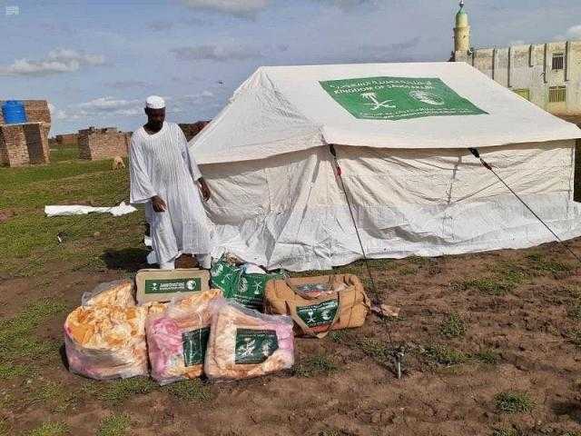 السعودية تواصل تقديم المساعدات الغذائية والإيوائية للمتضررين من الفيضانات بالسودان