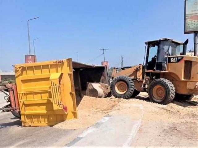 انقلاب سيارة محملة بالرمل أعلى كوبري منية سندوب بالدقهلية