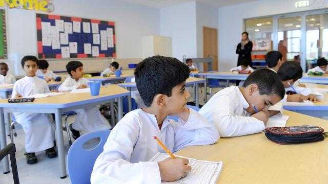 الإمارات: الزام الطلاب بفحص كورونا كل أسبوعين أول شهر من الدراسة